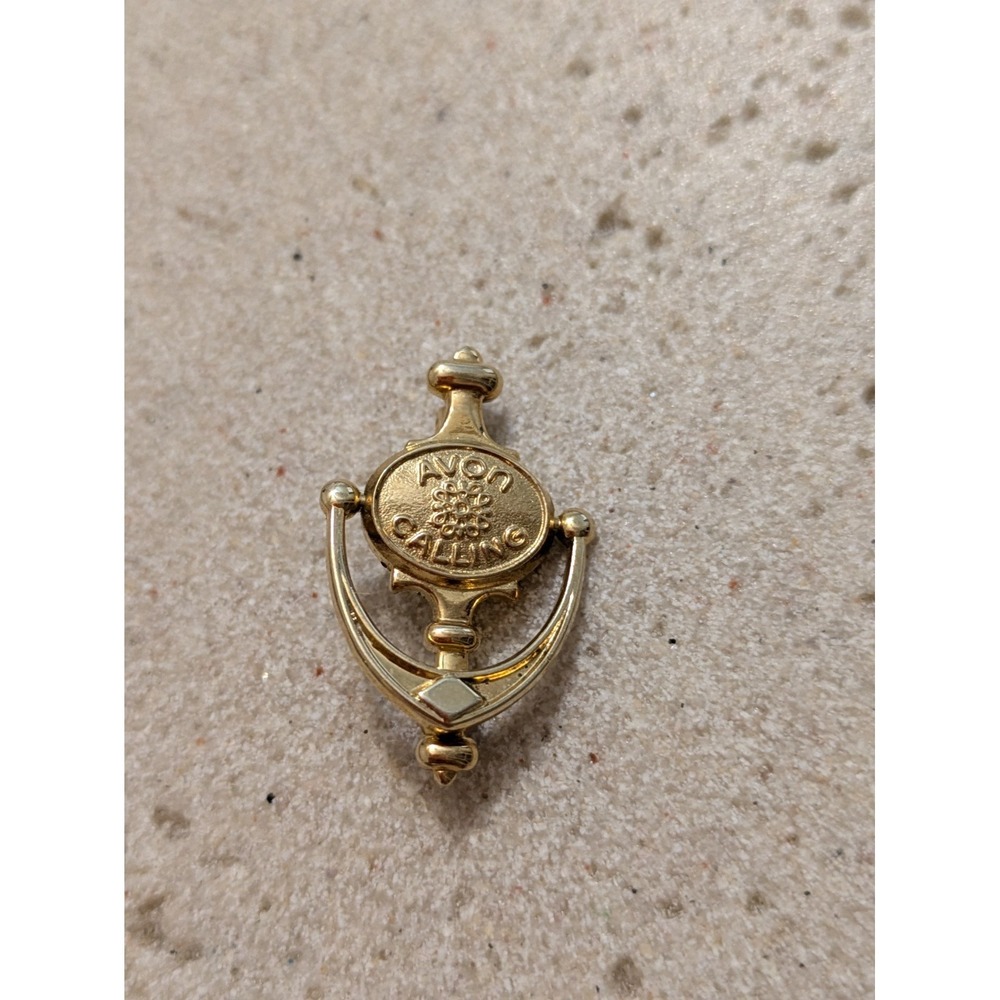 Vintage AVON‎ Calling Doorknocker Brooch In Gold Tone With Movable Knocker Small